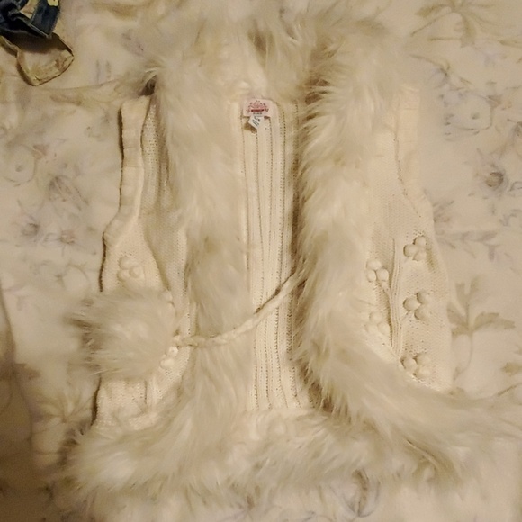 2 dresses, 3 shirts,1 skirt, 1 sweater jacket. - Picture 3 of 7